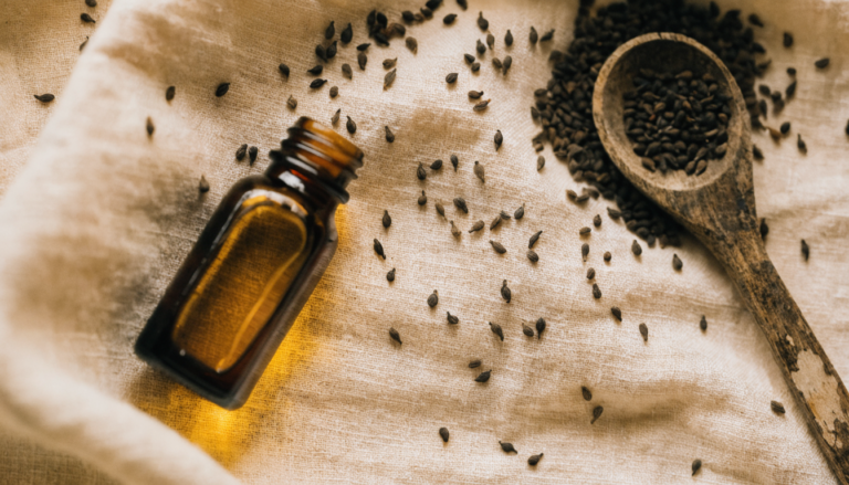 Graines de nigelle et huile de nigelle en flacon ambré